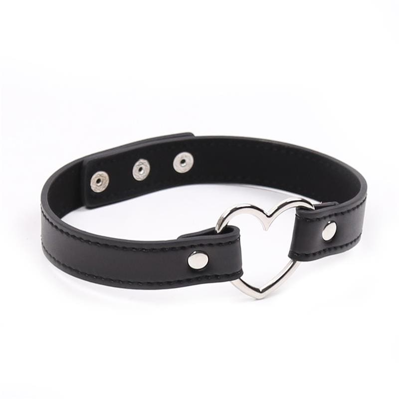 LATETOBED BDSM LINE COLLAR CON ARO EN FORMA DE CORAZÓN AJUSTABLE 41,5 CM NEGRO Una línea ideada para los amantes de los más intensos y oscuros placeres, adéntrate en Latetobed Bdsm Line y disfruta como nunca antes de tu sexualidad.