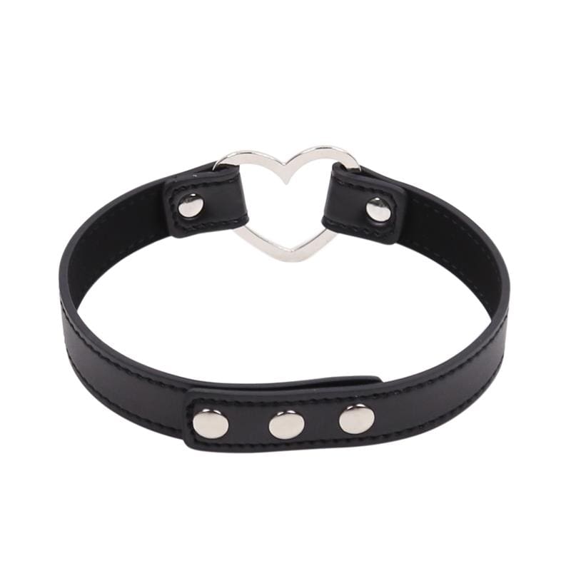 LATETOBED BDSM LINE COLLAR CON ARO EN FORMA DE CORAZÓN AJUSTABLE 41,5 CM NEGRO Una línea ideada para los amantes de los más intensos y oscuros placeres, adéntrate en Latetobed Bdsm Line y disfruta como nunca antes de tu sexualidad.