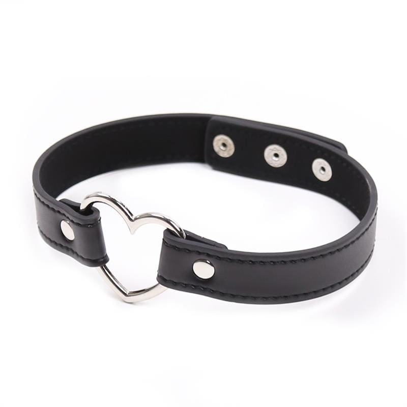 LATETOBED BDSM LINE COLLAR CON ARO EN FORMA DE CORAZÓN AJUSTABLE 41,5 CM NEGRO Una línea ideada para los amantes de los más intensos y oscuros placeres, adéntrate en Latetobed Bdsm Line y disfruta como nunca antes de tu sexualidad.