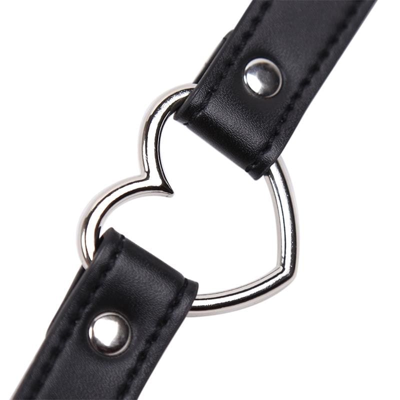LATETOBED BDSM LINE COLLAR CON ARO EN FORMA DE CORAZÓN AJUSTABLE 41,5 CM NEGRO Una línea ideada para los amantes de los más intensos y oscuros placeres, adéntrate en Latetobed Bdsm Line y disfruta como nunca antes de tu sexualidad.