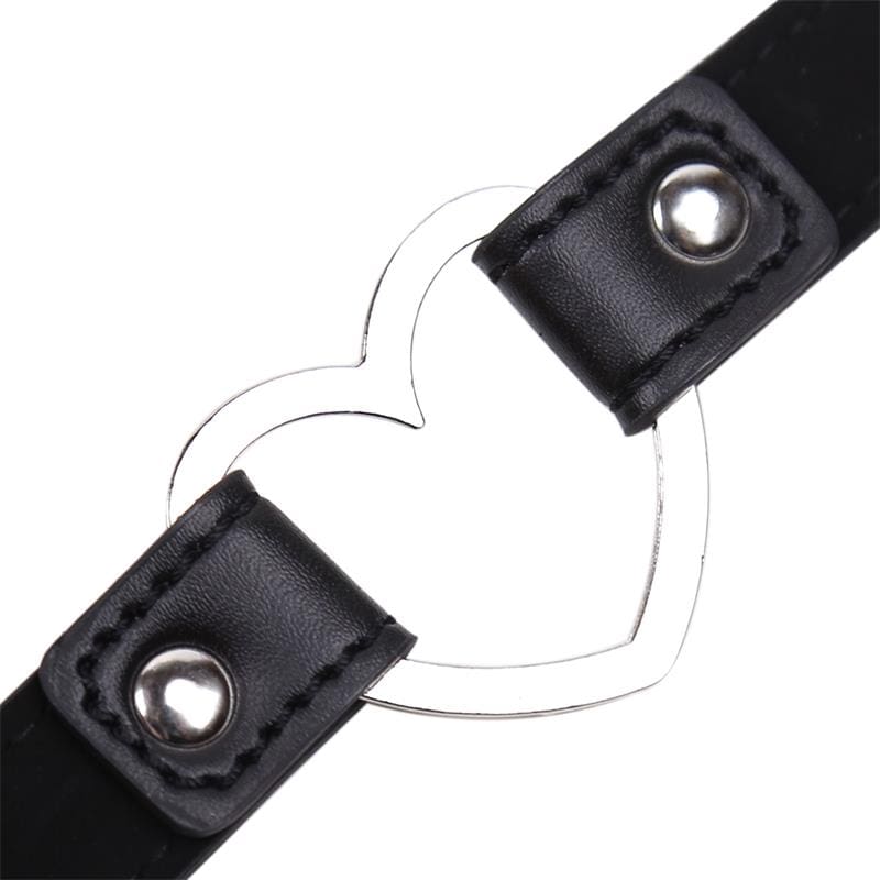 LATETOBED BDSM LINE COLLAR CON ARO EN FORMA DE CORAZÓN AJUSTABLE 41,5 CM NEGRO Una línea ideada para los amantes de los más intensos y oscuros placeres, adéntrate en Latetobed Bdsm Line y disfruta como nunca antes de tu sexualidad.