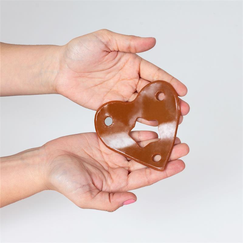 SECRET PLAY Tanga Comestible Unisex Chocolate. Si quieres dar un toque divertido y diferente a tus relaciones o simplemente estás cansado de la lencería convencional, con este tanga comestible de gominola tu pareja podrá disfrutar saboreando el delicioso tanga hasta el último bocado. Una combinación perfecta de sabor y placer, una invitación deliciosa a un banquete lleno de momentos de pasión, seducción y deseo.